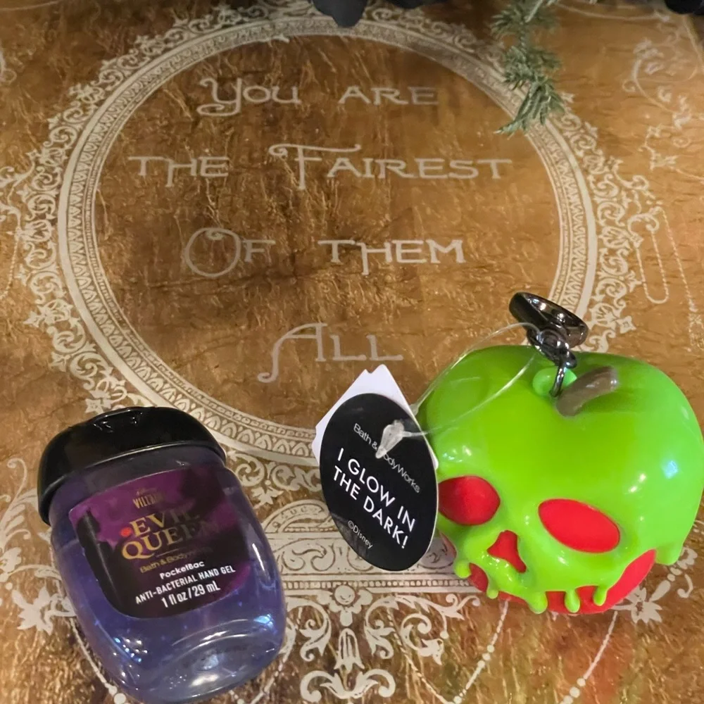 BATH & BODY WORKS Evil Queen Glow-In-The-Dark PocketBac Holder & Hand Sanitizer